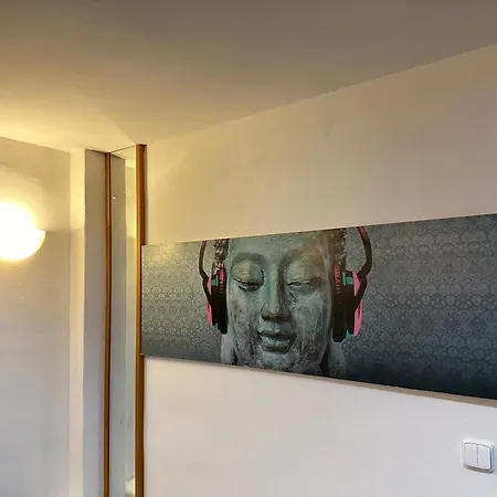 Buddha's Clubhouse - Relax With Free Parking And Breakfast Prague