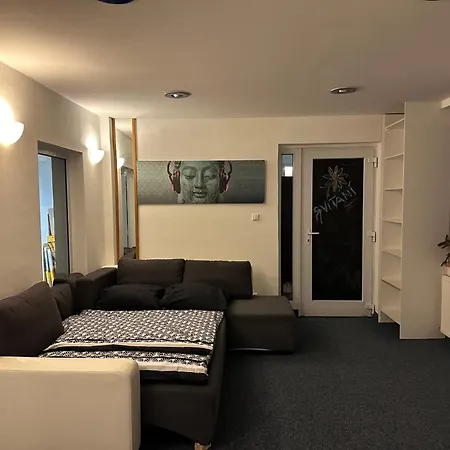 Buddha's Clubhouse - Relax With Free Parking And Breakfast Oda ve Kahvaltı Prag